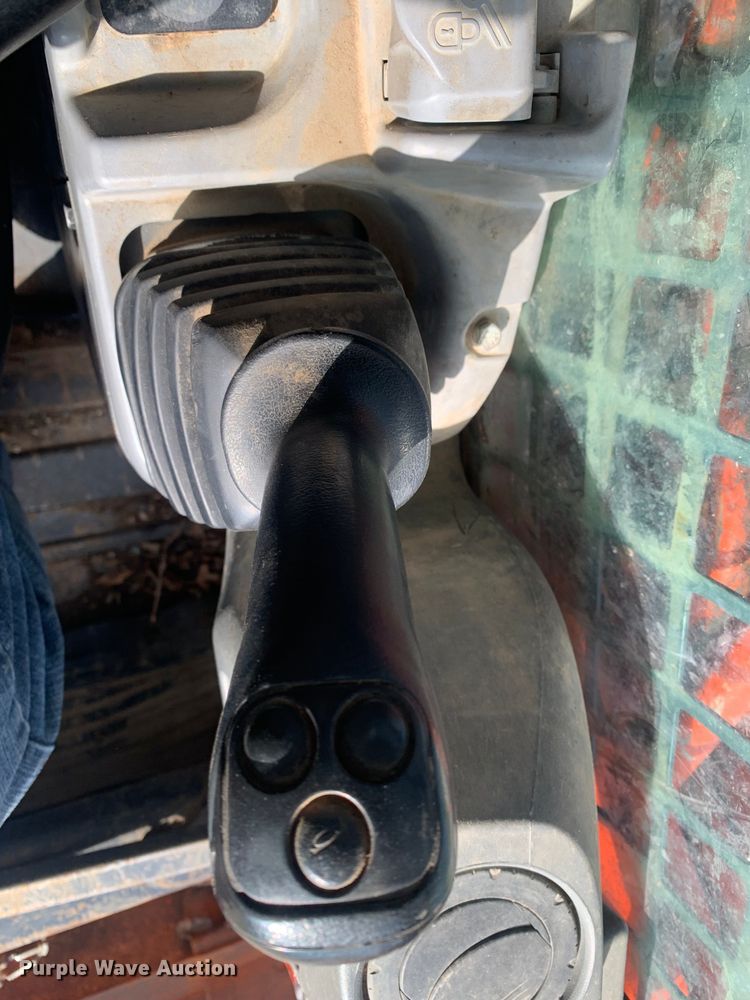 image for item MM9735 2014 Kubota SVL90-2  tracked skid steer loader