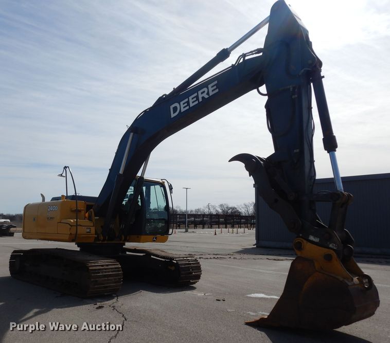 image for item DK7601 2011 John Deere 240DLC  excavator