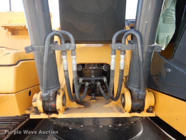 image for item DK7601 2011 John Deere 240DLC  excavator