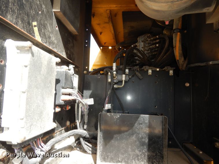 image for item DK7601 2011 John Deere 240DLC  excavator