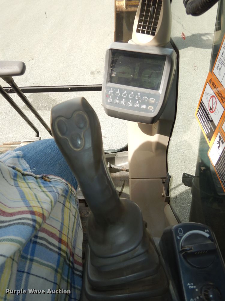 image for item DK7601 2011 John Deere 240DLC  excavator