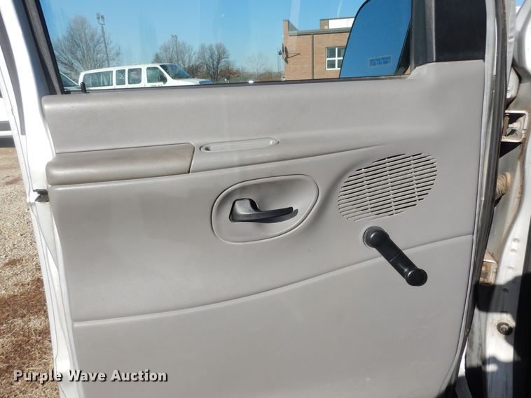 image for item DK7675 2000 Ford E150 XL  van