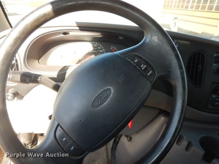 image for item DK7675 2000 Ford E150 XL  van