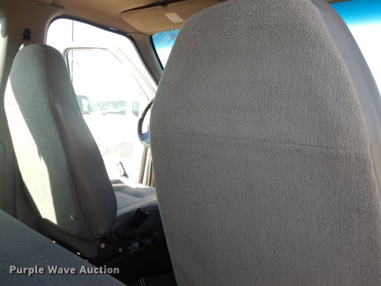 image for item DK7675 2000 Ford E150 XL  van