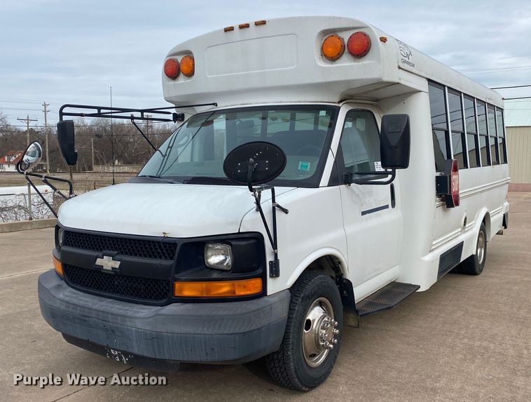 image for item DN8205 2005 Chevrolet Express  shuttle bus