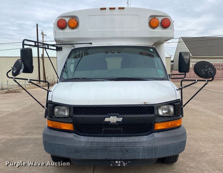 image for item DN8205 2005 Chevrolet Express  shuttle bus