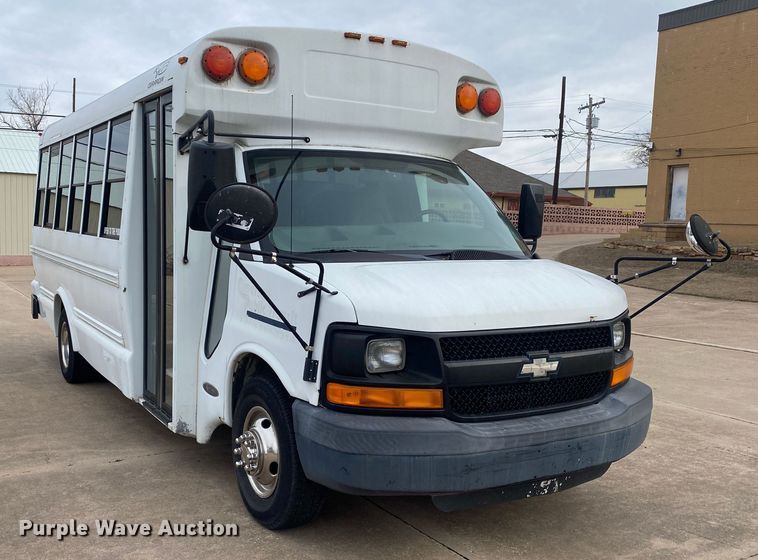 image for item DN8205 2005 Chevrolet Express  shuttle bus