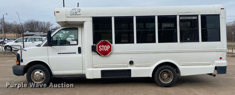 image for item DN8205 2005 Chevrolet Express  shuttle bus