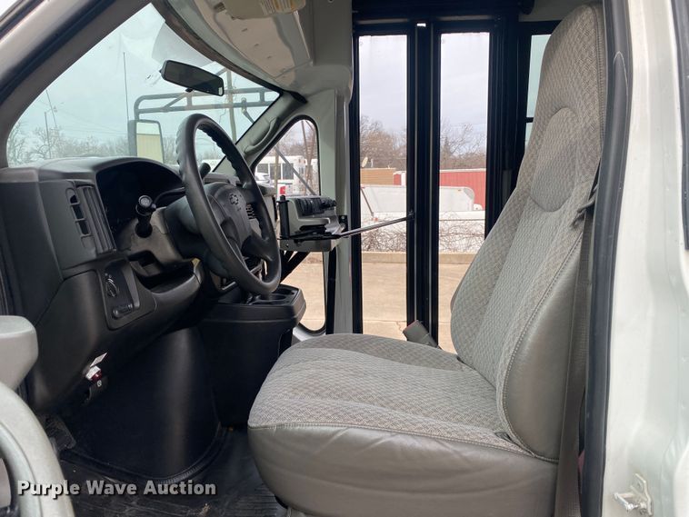 image for item DN8205 2005 Chevrolet Express  shuttle bus