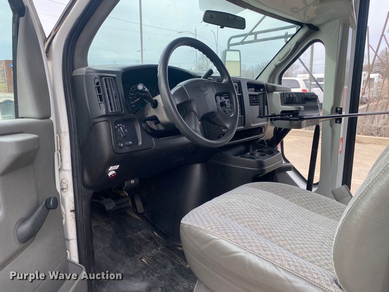 image for item DN8205 2005 Chevrolet Express  shuttle bus