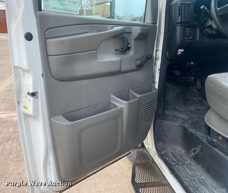 image for item DN8205 2005 Chevrolet Express  shuttle bus