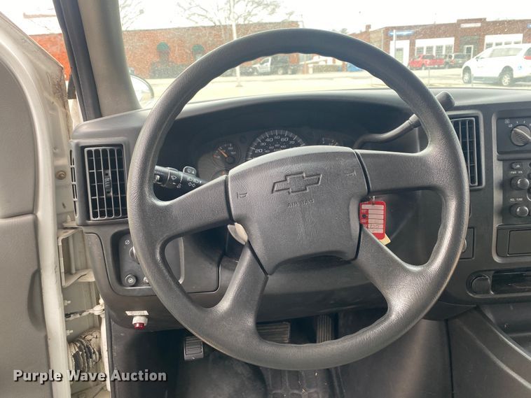 image for item DN8205 2005 Chevrolet Express  shuttle bus