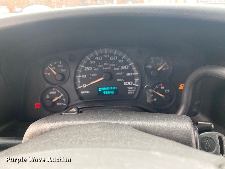 image for item DN8205 2005 Chevrolet Express  shuttle bus