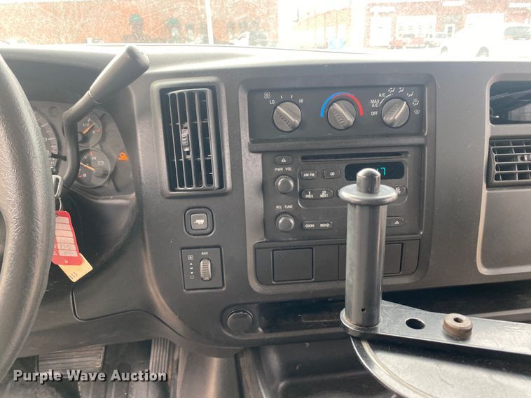 image for item DN8205 2005 Chevrolet Express  shuttle bus