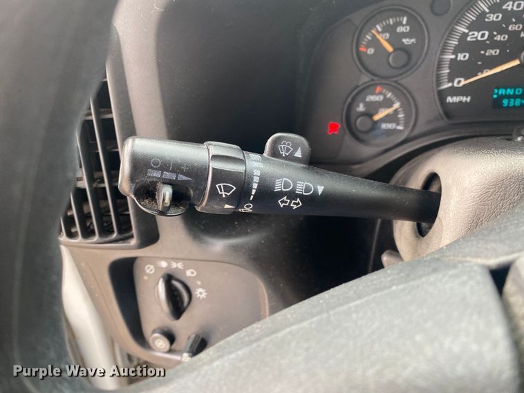 image for item DN8205 2005 Chevrolet Express  shuttle bus