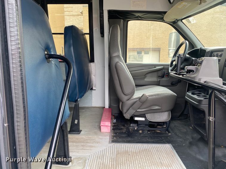 image for item DN8205 2005 Chevrolet Express  shuttle bus