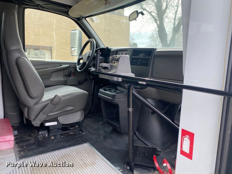 image for item DN8205 2005 Chevrolet Express  shuttle bus