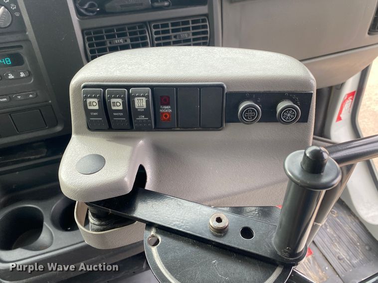 image for item DN8205 2005 Chevrolet Express  shuttle bus