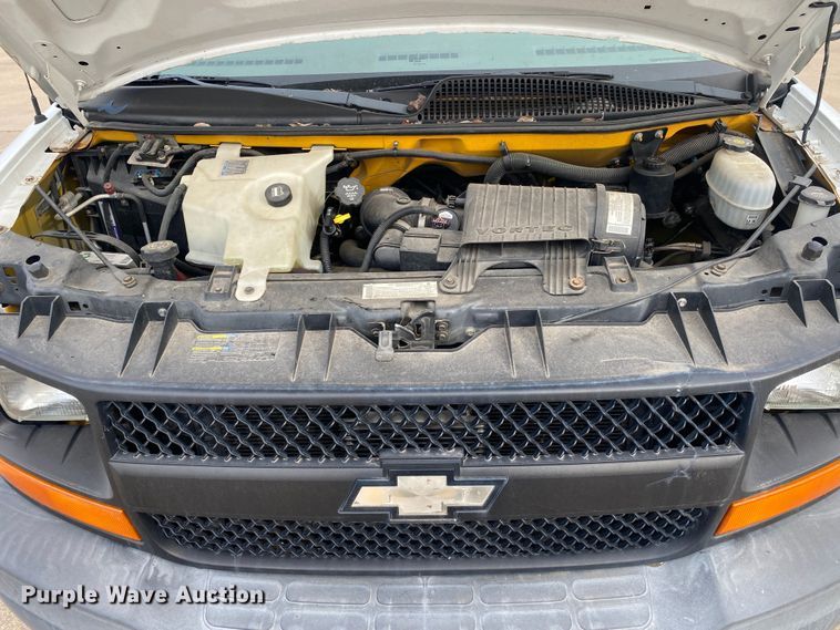 image for item DN8205 2005 Chevrolet Express  shuttle bus