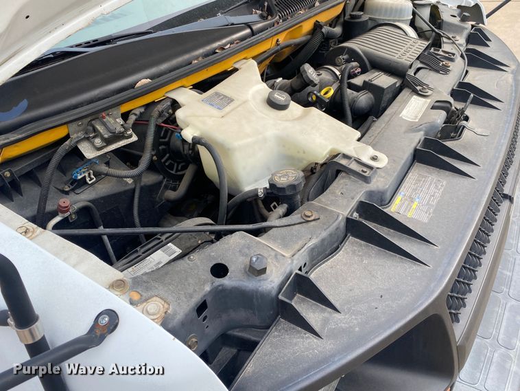 image for item DN8205 2005 Chevrolet Express  shuttle bus