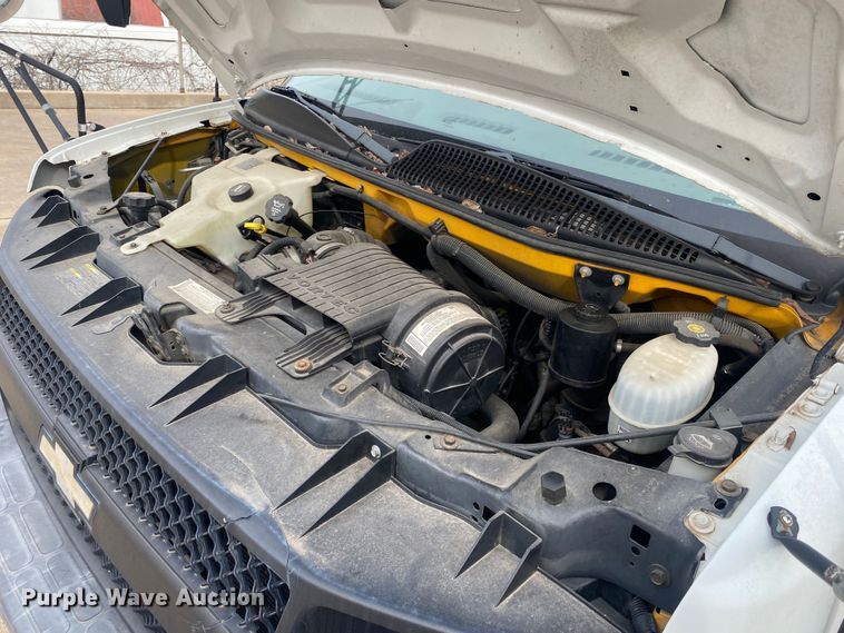 image for item DN8205 2005 Chevrolet Express  shuttle bus