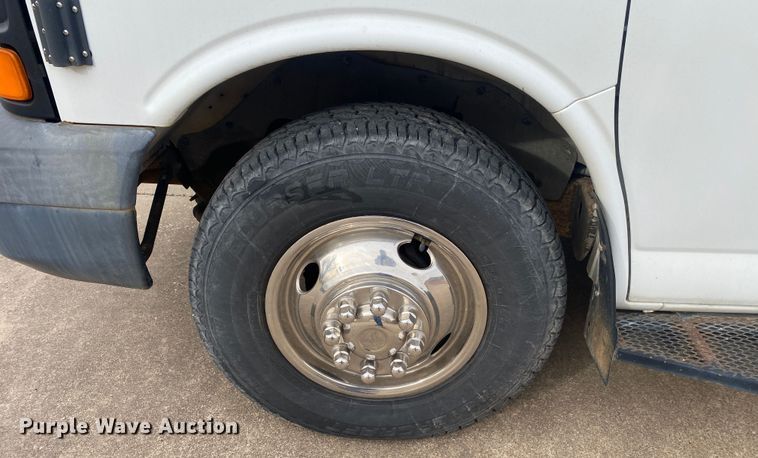 image for item DN8205 2005 Chevrolet Express  shuttle bus