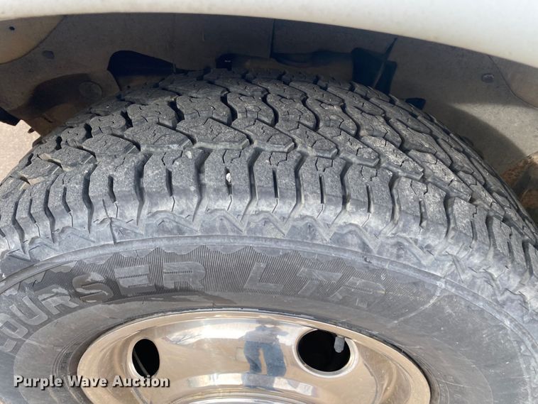 image for item DN8205 2005 Chevrolet Express  shuttle bus