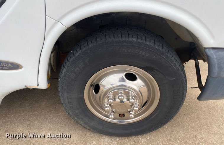 image for item DN8205 2005 Chevrolet Express  shuttle bus