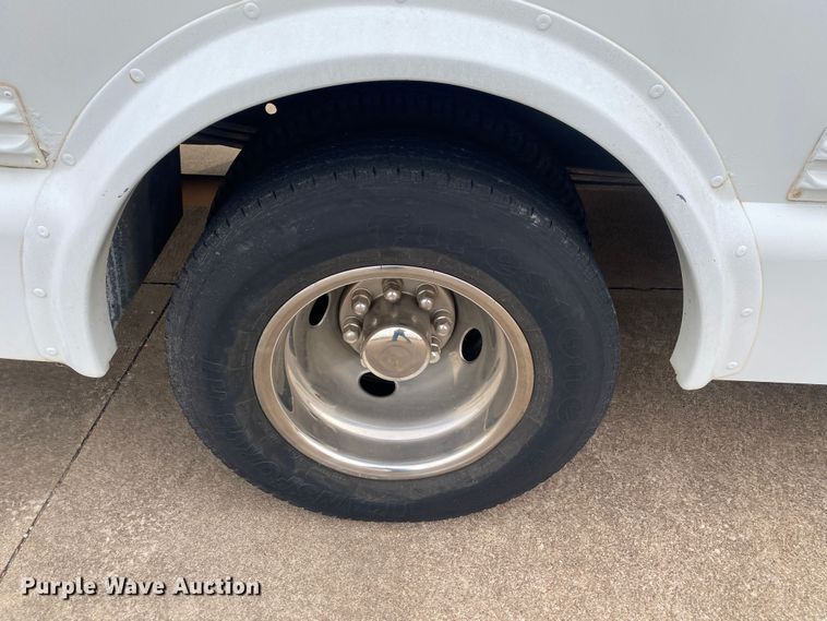 image for item DN8205 2005 Chevrolet Express  shuttle bus