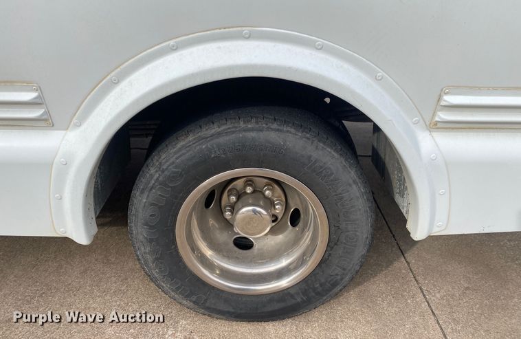 image for item DN8205 2005 Chevrolet Express  shuttle bus