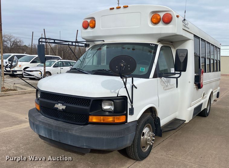 image for item DN8206 2005 Chevrolet Express  shuttle bus