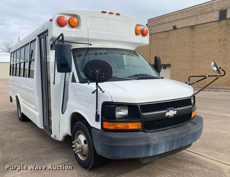image for item DN8206 2005 Chevrolet Express  shuttle bus