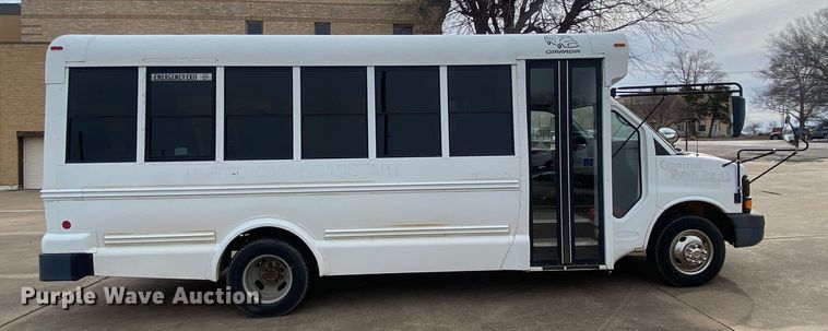 image for item DN8206 2005 Chevrolet Express  shuttle bus