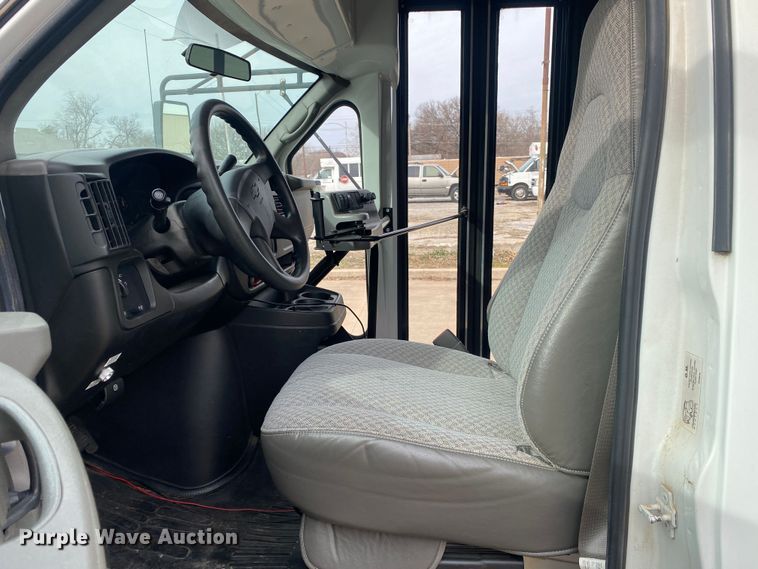 image for item DN8206 2005 Chevrolet Express  shuttle bus