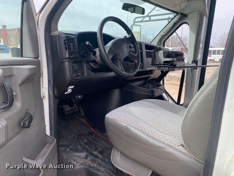 image for item DN8206 2005 Chevrolet Express  shuttle bus