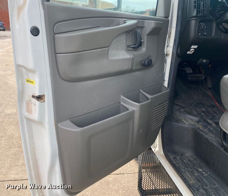 image for item DN8206 2005 Chevrolet Express  shuttle bus