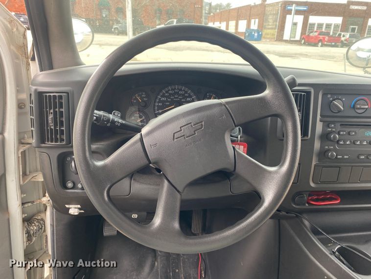 image for item DN8206 2005 Chevrolet Express  shuttle bus