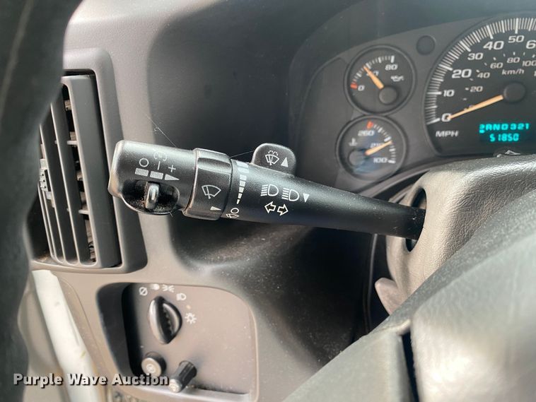 image for item DN8206 2005 Chevrolet Express  shuttle bus