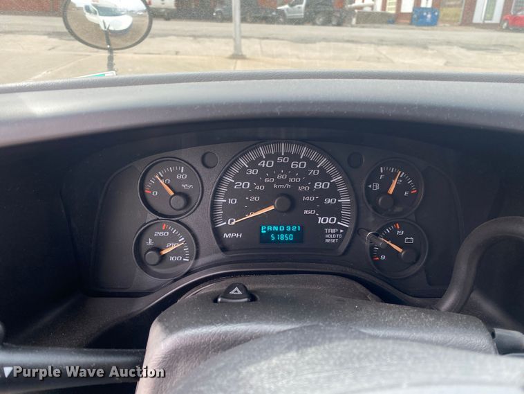 image for item DN8206 2005 Chevrolet Express  shuttle bus