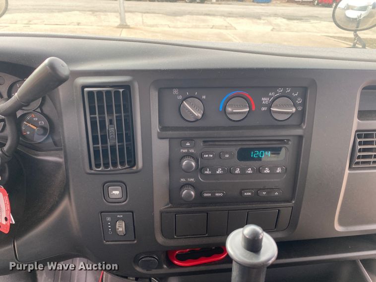 image for item DN8206 2005 Chevrolet Express  shuttle bus