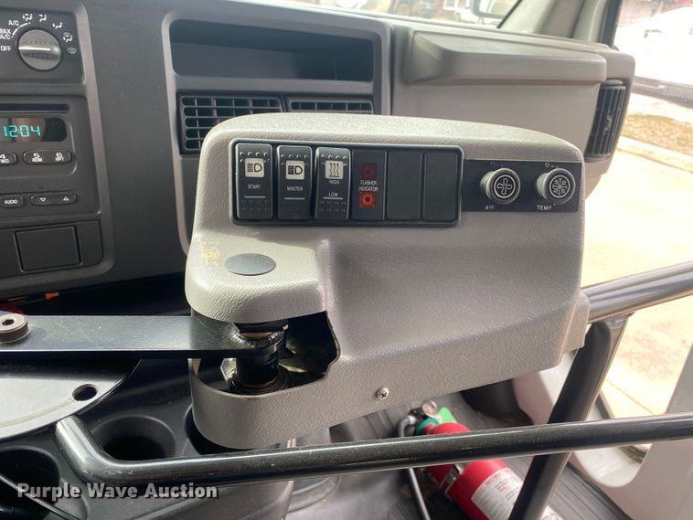 image for item DN8206 2005 Chevrolet Express  shuttle bus