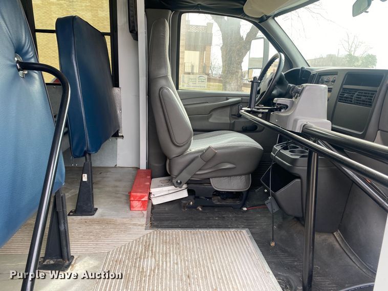 image for item DN8206 2005 Chevrolet Express  shuttle bus