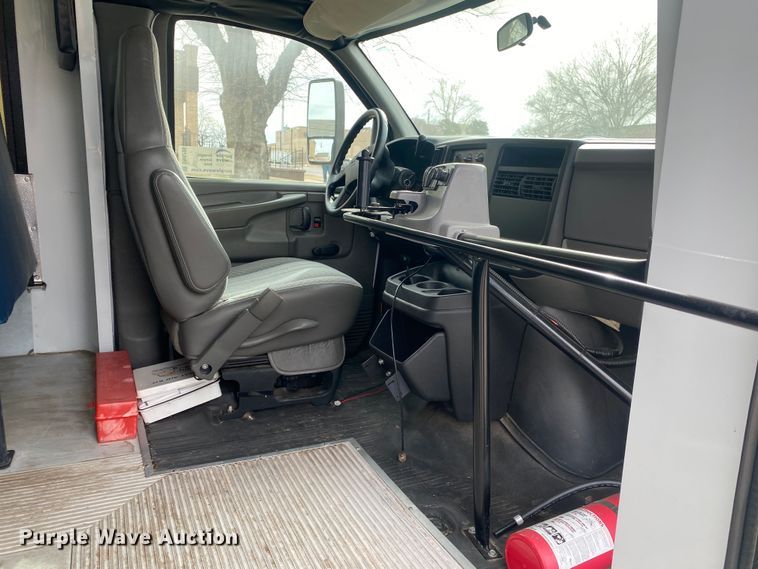 image for item DN8206 2005 Chevrolet Express  shuttle bus