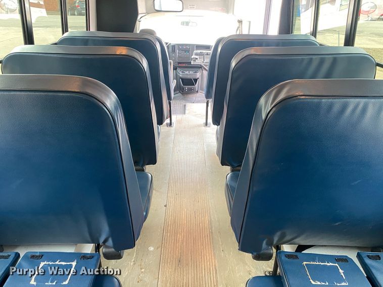 image for item DN8206 2005 Chevrolet Express  shuttle bus