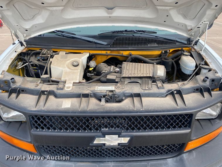 image for item DN8206 2005 Chevrolet Express  shuttle bus