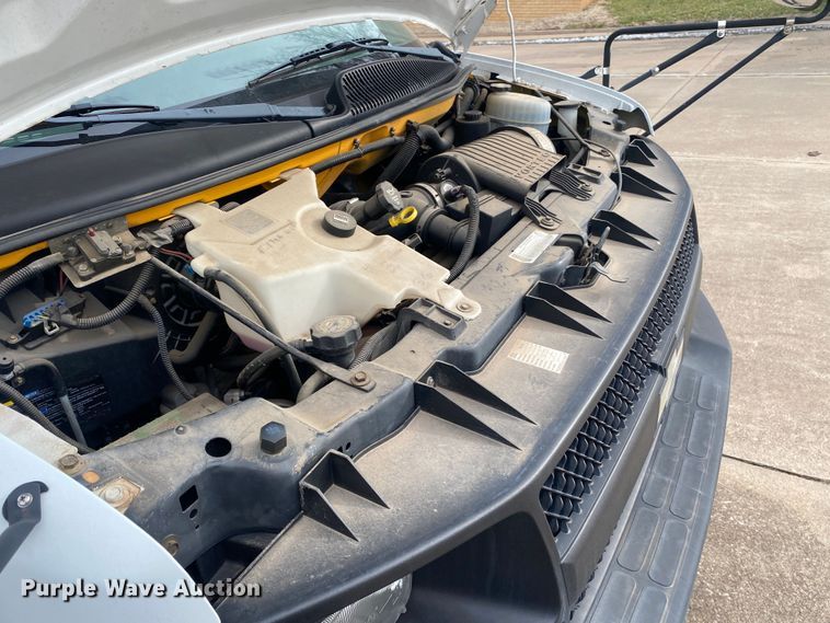 image for item DN8206 2005 Chevrolet Express  shuttle bus