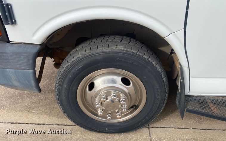 image for item DN8206 2005 Chevrolet Express  shuttle bus