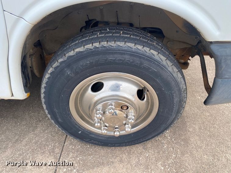 image for item DN8206 2005 Chevrolet Express  shuttle bus