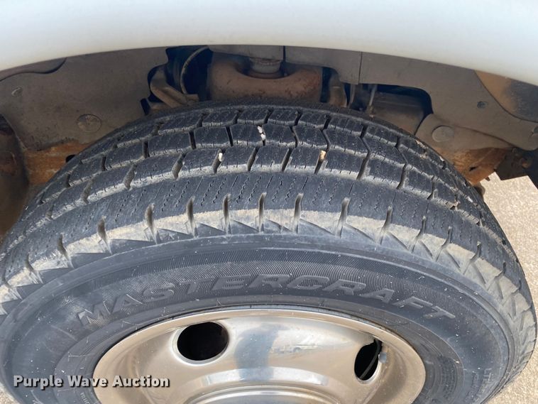 image for item DN8206 2005 Chevrolet Express  shuttle bus