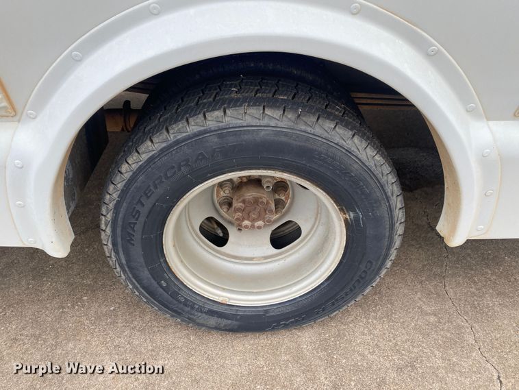 image for item DN8206 2005 Chevrolet Express  shuttle bus